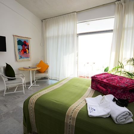 Dolphin Cove Inn Манзанило Екстериор снимка