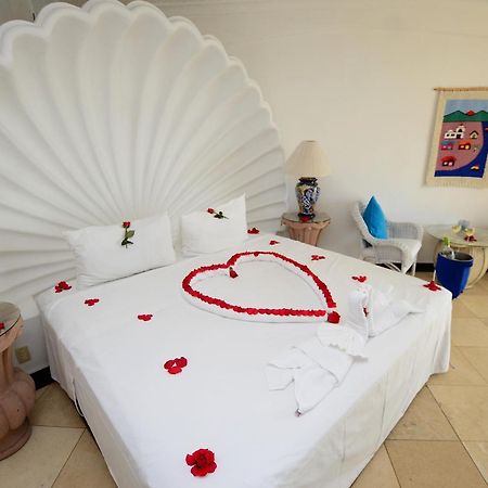 Dolphin Cove Inn Манзанило Екстериор снимка
