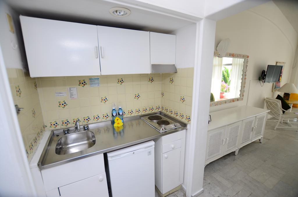Dolphin Cove Inn Манзанило Екстериор снимка