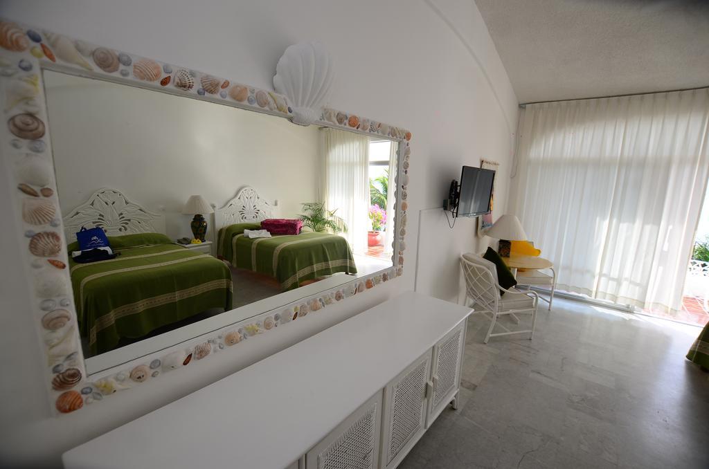 Dolphin Cove Inn Манзанило Екстериор снимка