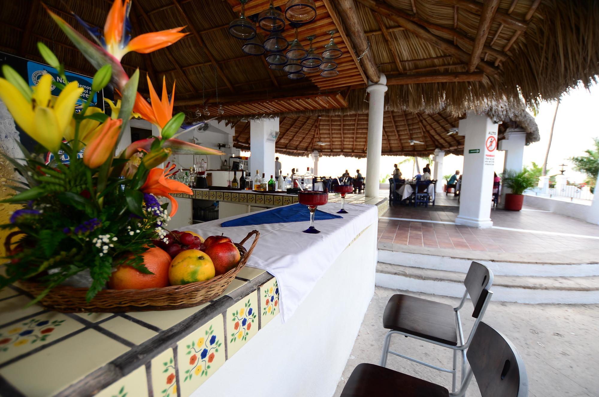 Dolphin Cove Inn Манзанило Екстериор снимка