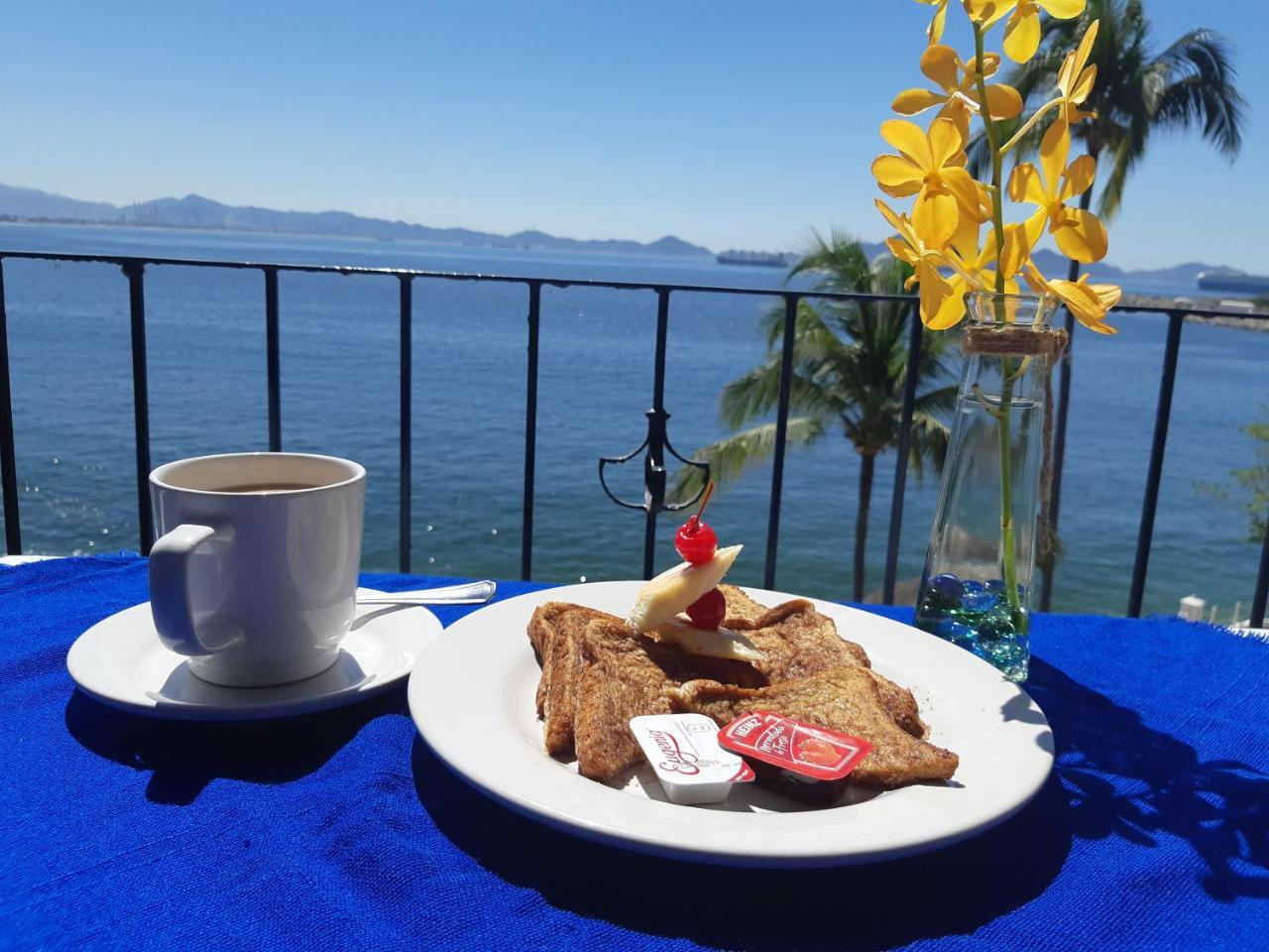 Dolphin Cove Inn Манзанило Екстериор снимка